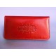 Jednoduchá červená kožená peněženka s raženými ornamenty