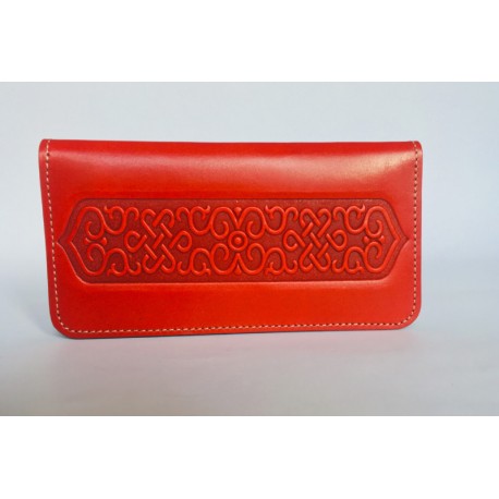 Jednoduchá červená kožená peněženka s raženými ornamenty