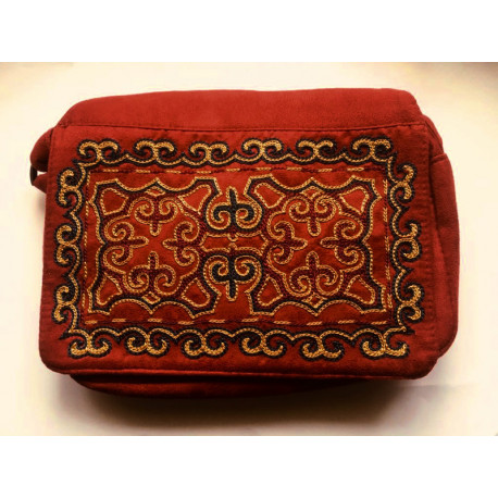 Červená kabelka s kazašskou výšivkou